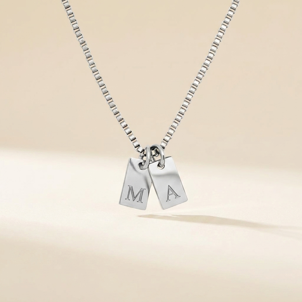 Collier Plaques Initiales porté