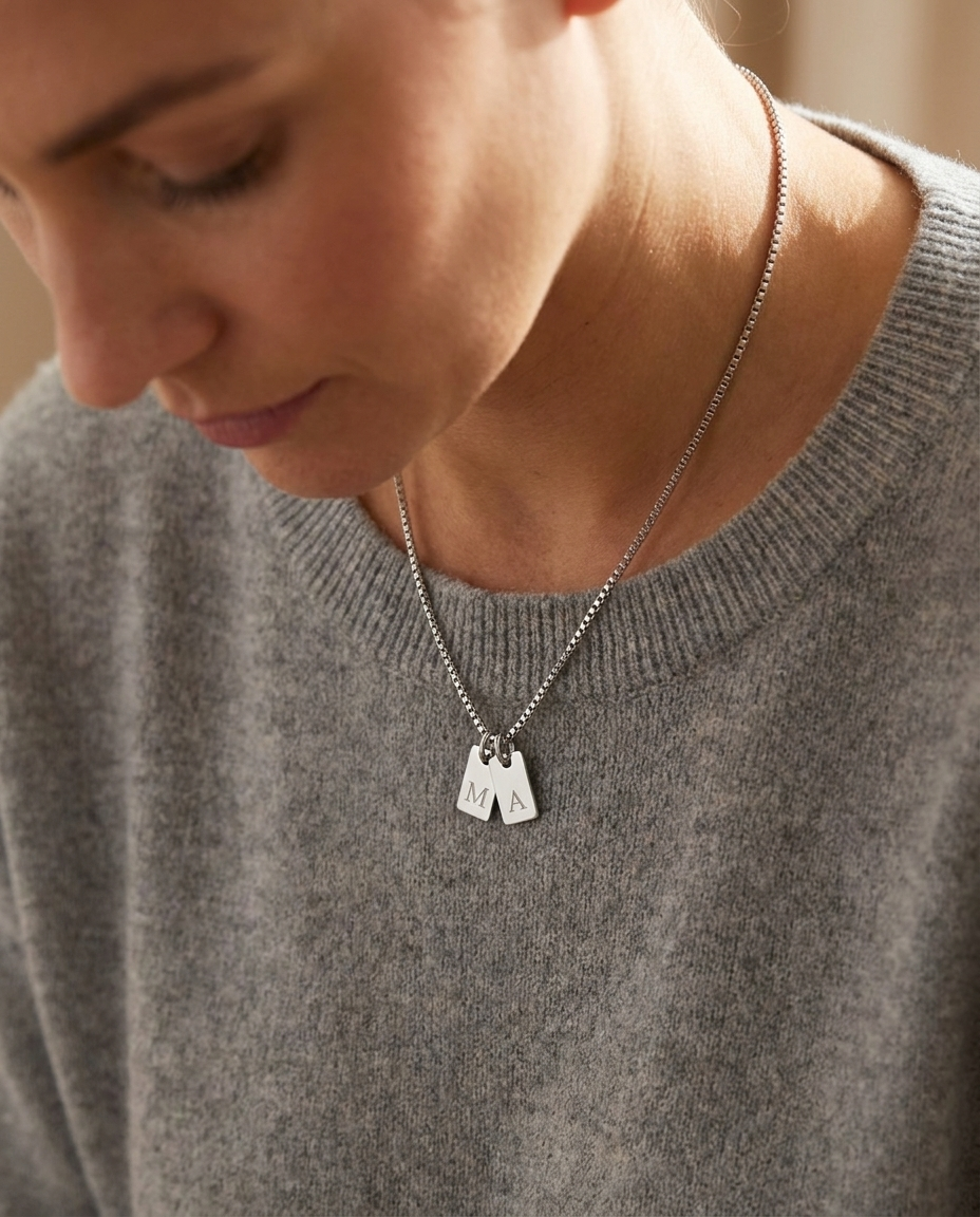 Collier Plaques Initiales en or et en argent, côte à côte