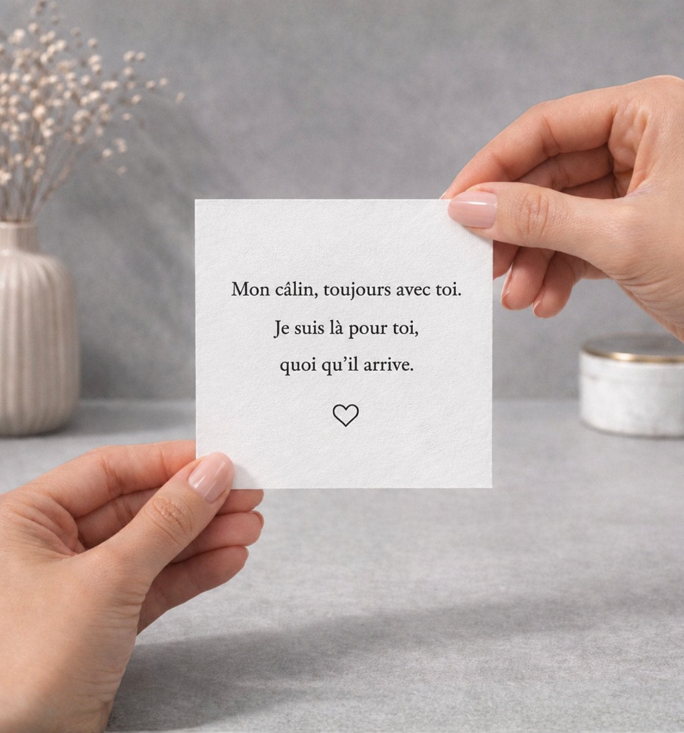 Carte étreinte mère enfant