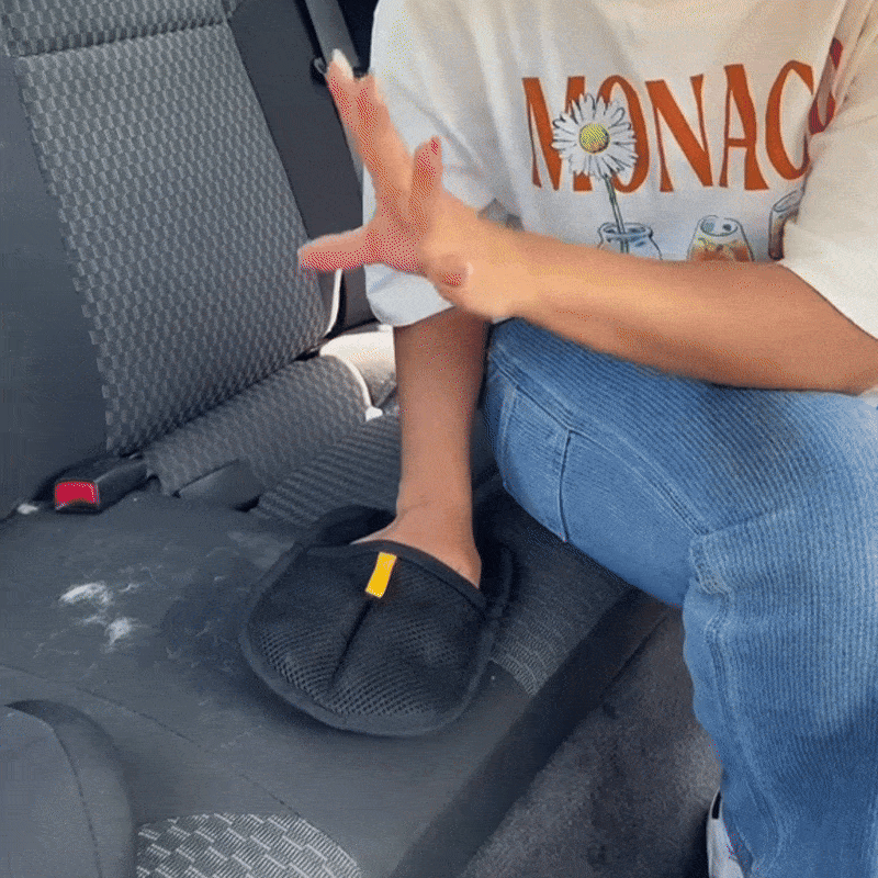 Glove removing pet hair in action