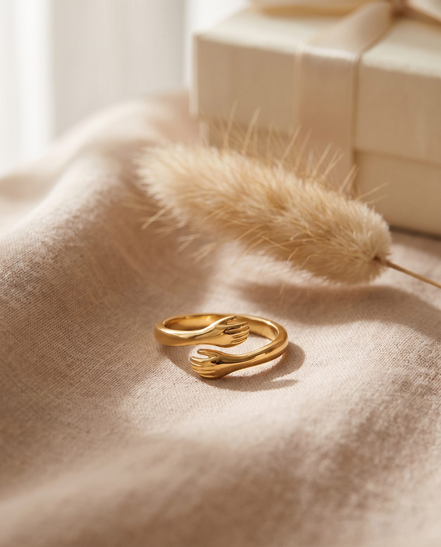 Bague Câlin ajustable posée sur lin beige avec coffret cadeau