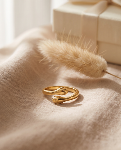 Bague Câlin ajustable posée sur lin beige avec coffret cadeau