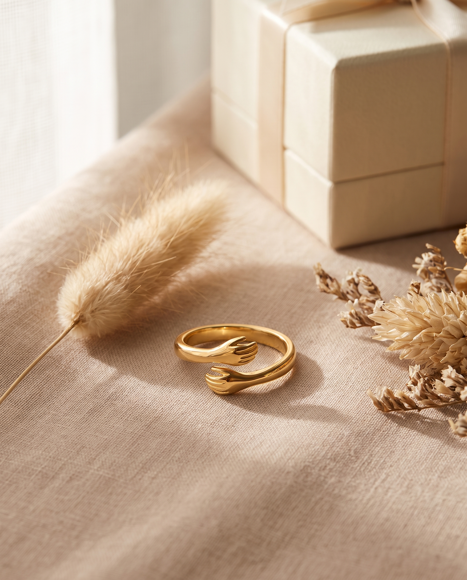 Bague Câlin ajustable en plaqué or, deux mains enlacées, présentation cadeau