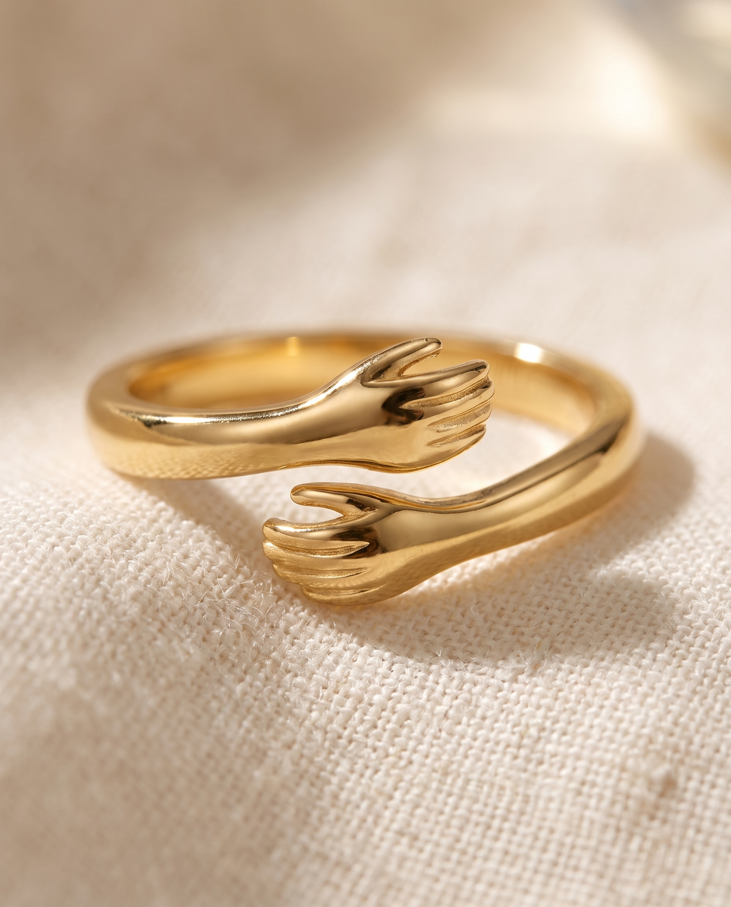 Bague Câlin ajustable — gros plan sur les deux mains enlacées en plaqué or