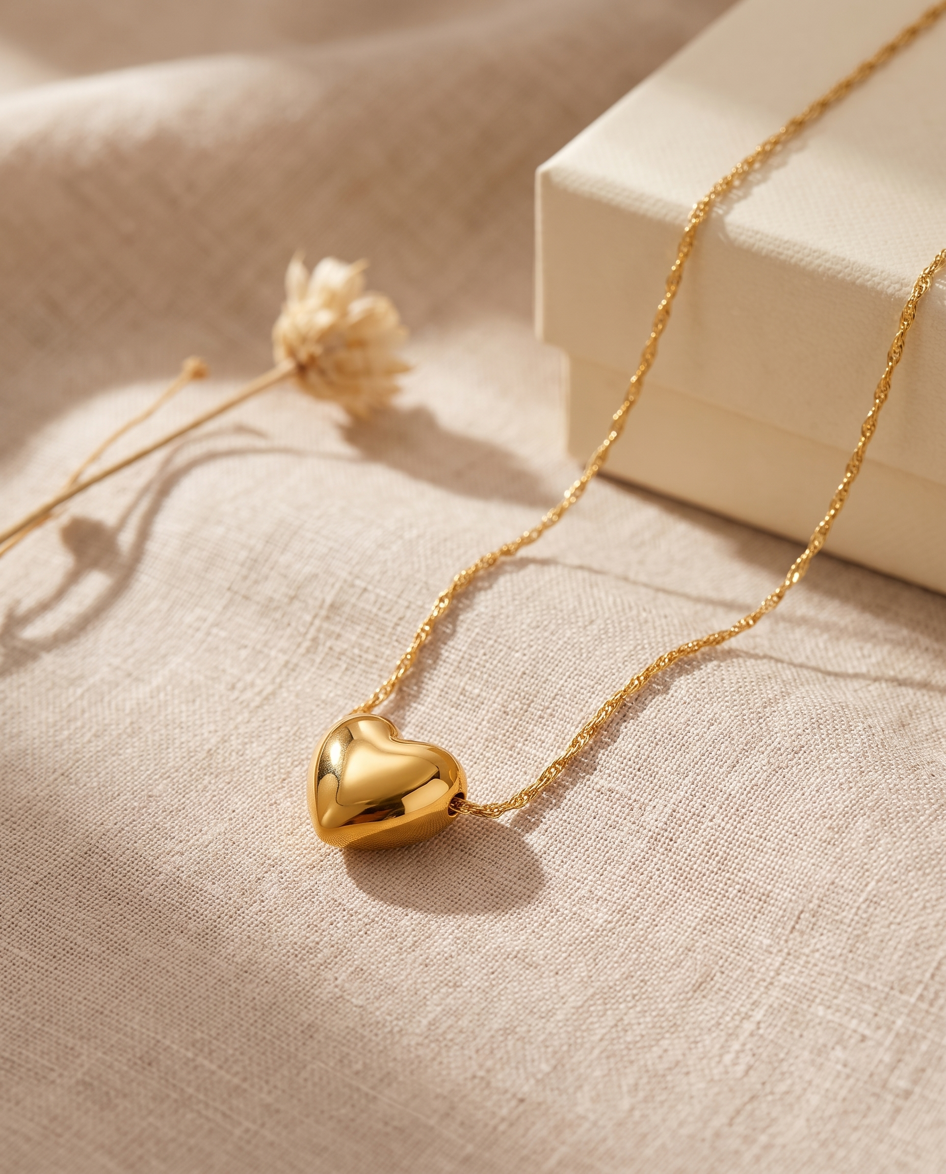 Collier cœur Voriski présenté dans un décor lumineux