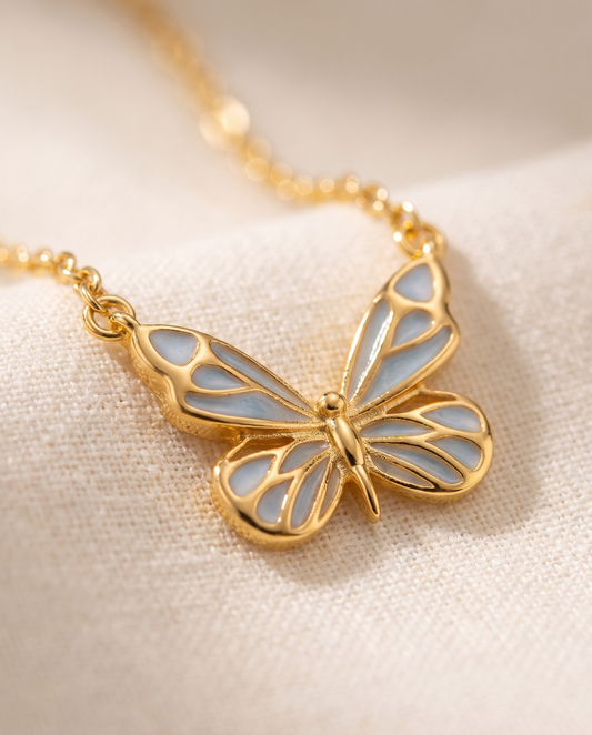 Collier Papillon Lumineux — gros plan sur le pendentif papillon